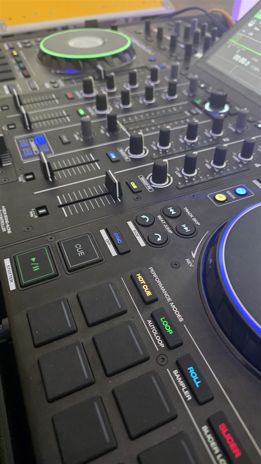 Beleuchteter 4-Deck-DJ-Controller von DJ Marcel NOX für Hochzeiten und Events