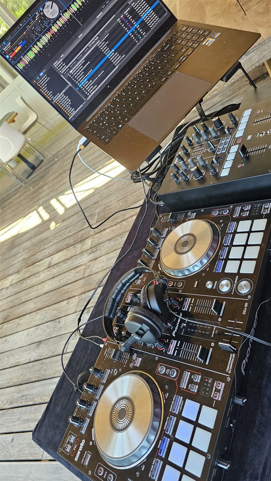 DJ-Controller und Kopfhörer von DJ Marcel NOX bei einer Feier im Raum Pforzheim