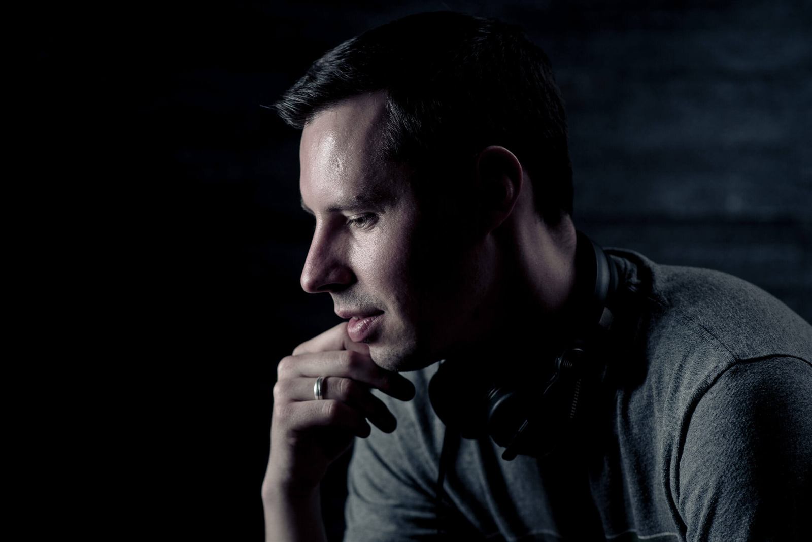 Porträt von DJ Marcel NOX mit Kopfhörern