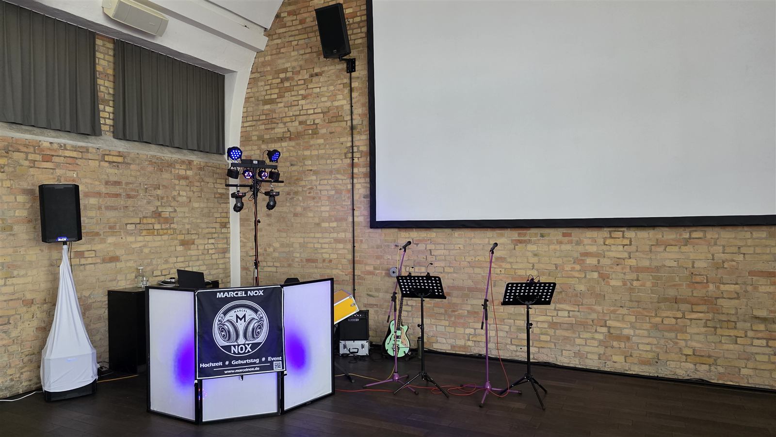 DJ-Technik von Marcel NOX aufgebaut in einem Festsaal in der Pfalz