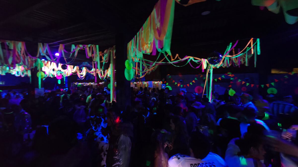 Volle Tanzfläche mit Neon-Dekoration bei der Fasenacht-Party in Au am Rhein
