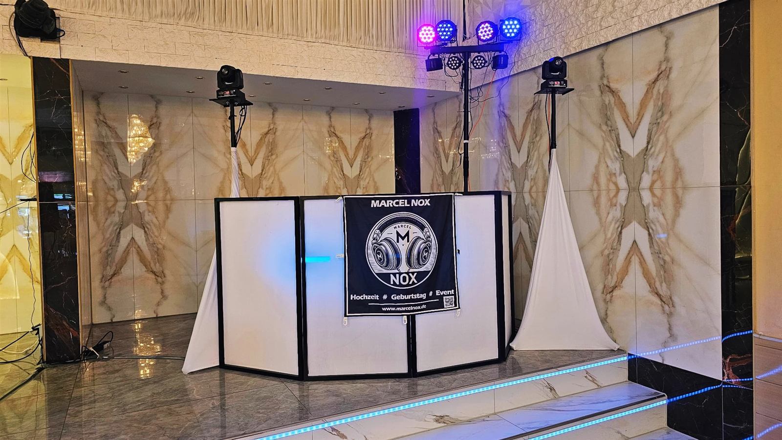 Elegantes DJ-Pult von Marcel NOX in einer Hochzeitslocation bei Baden-Baden